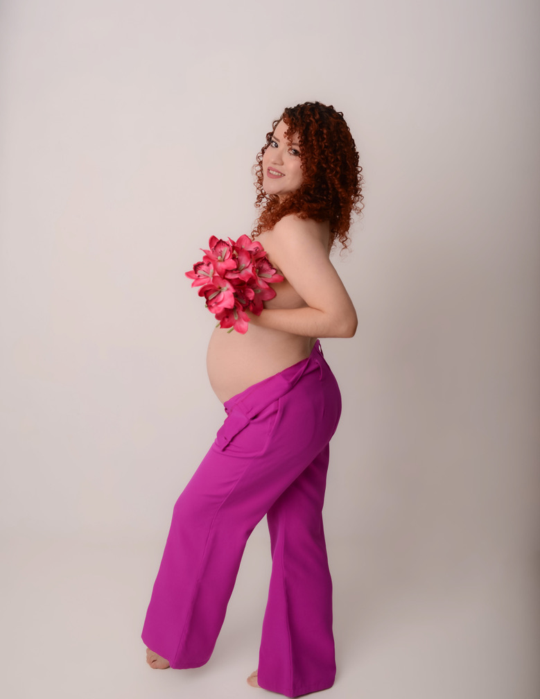 Mayra con flores y pantalón magenta