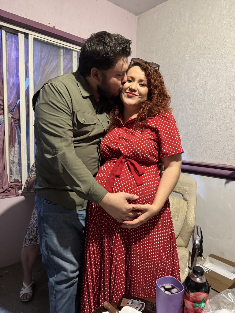 Mayra y Erick esperando a Isis