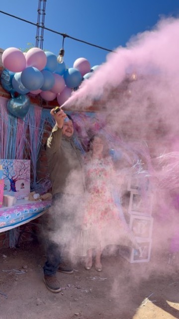 Revelando que es niña — humo rosa