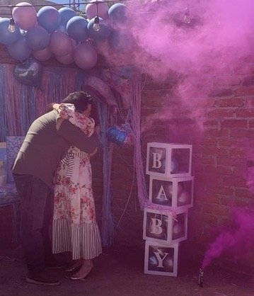 Abrazo en el gender reveal