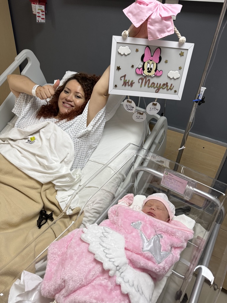 Mayra orgullosa con Isis Mayeri recién nacida en el hospital